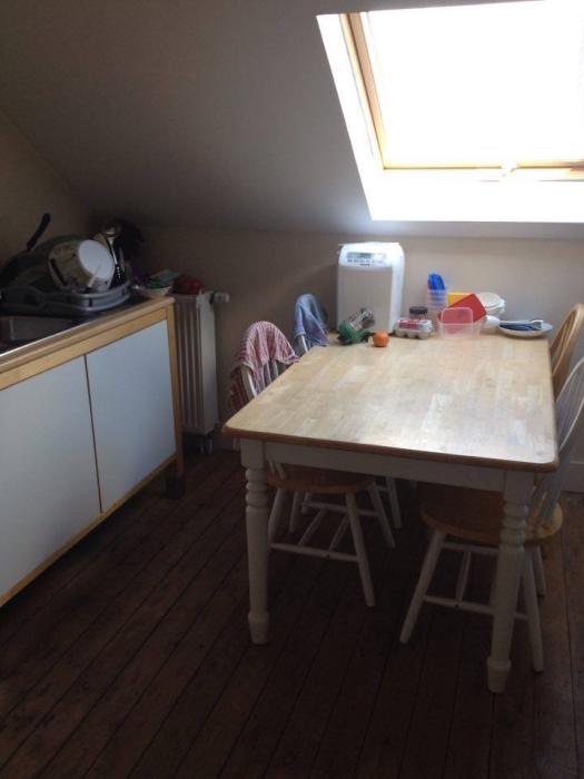 Apercu de la cuisine.
Grande table pour repas conviviaux