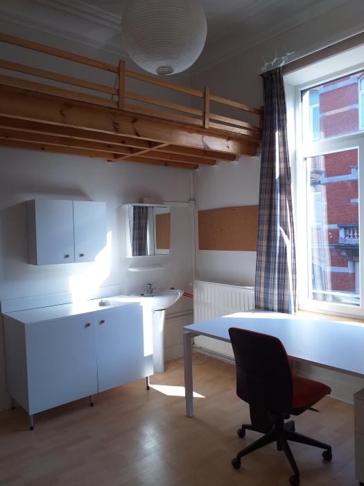 mezzaninne - evier eau chaude et froide - meuble de rangement  - bureau donnant sur fenetre