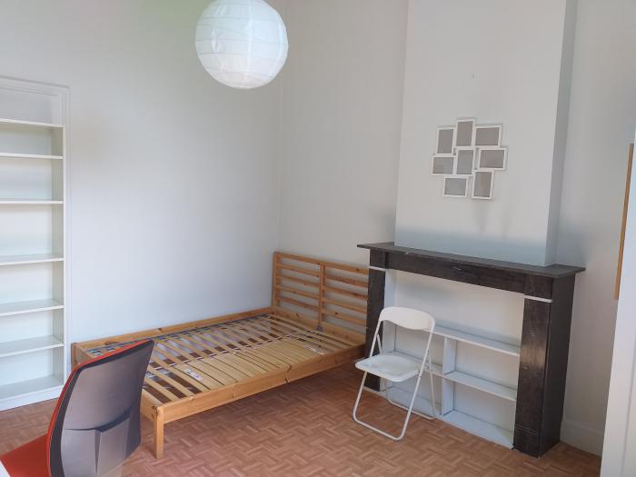 de gauche à droite : étagère, lit de 140 cm, haute armoire Pax