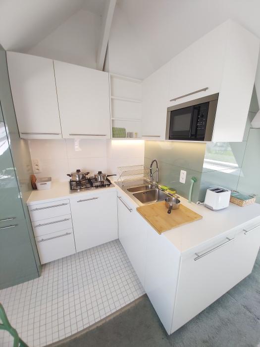 vue de la kitchenette, frigo-congel., lave-vaisselle, taques, hotte et micro-onde,...