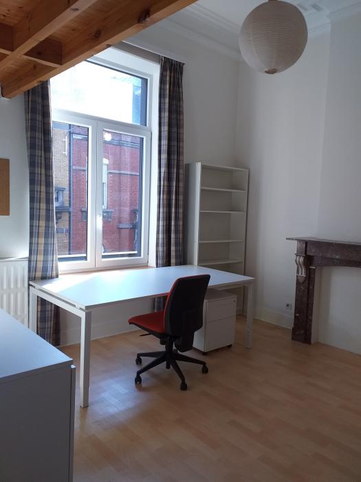 grande fenêtre sur rue henri lemaitre - grande table bureau -  étagère - siège de bureau