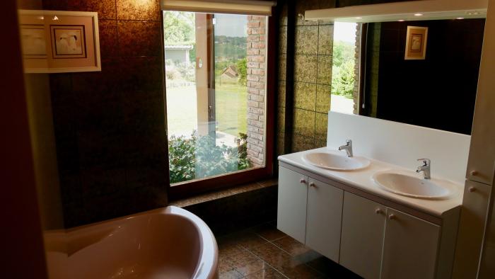 Salle de bain privative: lavabos doubles, douche, ...