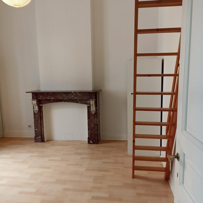 escalier pour mezzaninne où se trouve le couchage - armoire penderie