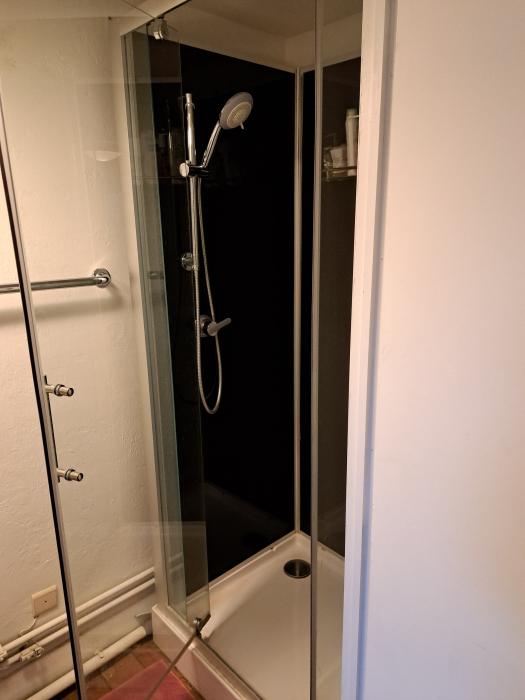 Salle de douche commune aux 2 chambres