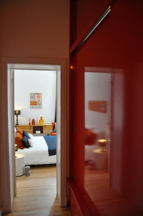 Couloir privatif de la chambre d'étudiante avec les placards rouges qui lui sont dédiés.