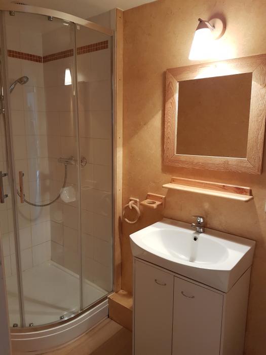 Salle de douche et WC