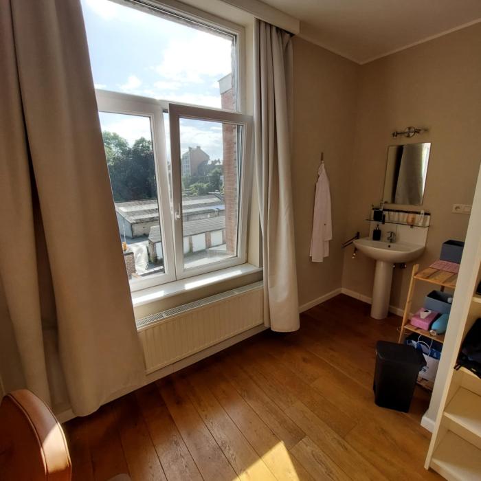 Vue depuis bureau sur lavabo