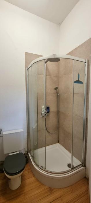 Salle de douche à partager