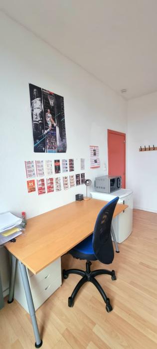 Bureau et frigo inclus