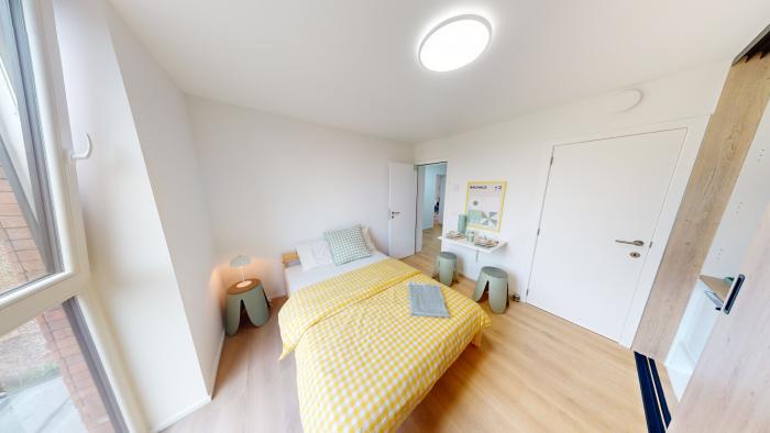 Une des 12 chambres, chacune avec salle de douche (douche-lavabo-wc) privative