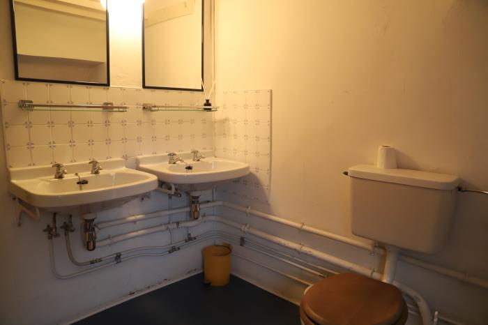 salle de bain avec WC