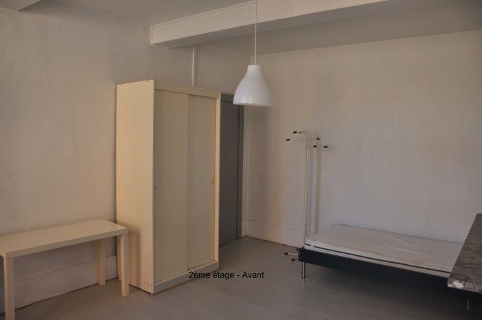 Chambre située au 2ème étage - Côté porte d'entrée