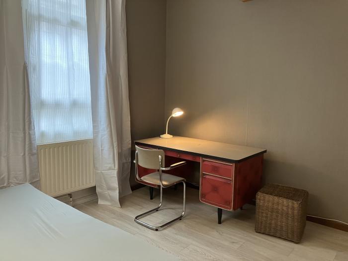 Lit et bureau spacieux