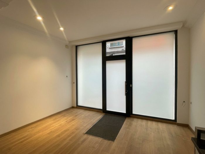 espace salon ouvert chaleureux, parfait pour étudier et se reposer