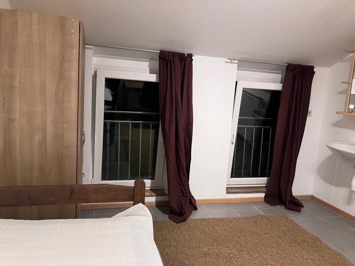 Chambre 2ème étage (300 € + 80 € de provision pour les charges)