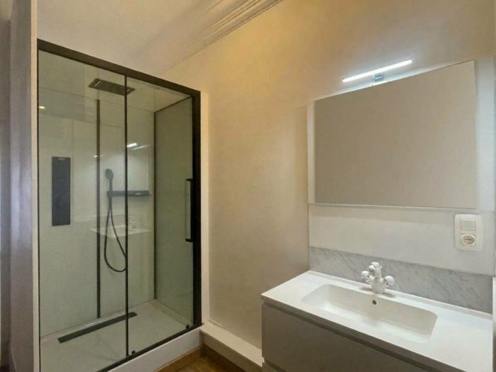 grande salle de douche spacieuse et moderne