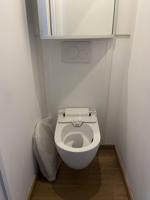 wc séparé avec extraction d'air moderne et agréable