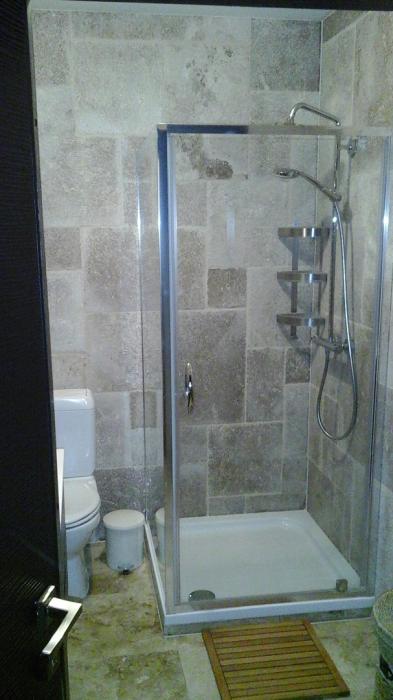 douche , lavabo , WC   pièce privé