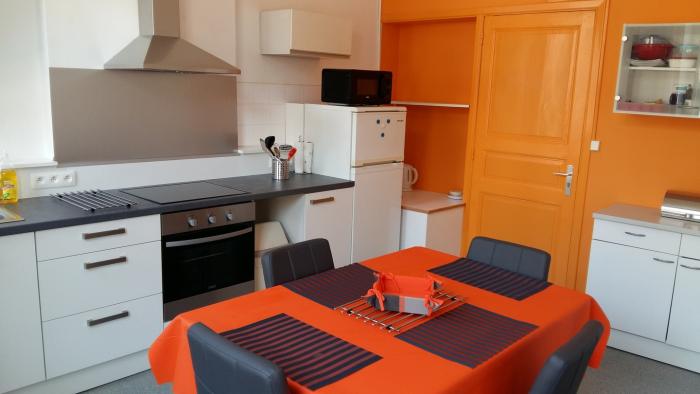 Cuisine équipée avec vaisselle pour les quatre kots.