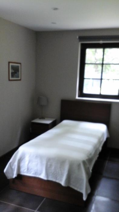 belle chambre , lit 1 personne, table de nuit, armoire,  bureau ,TV