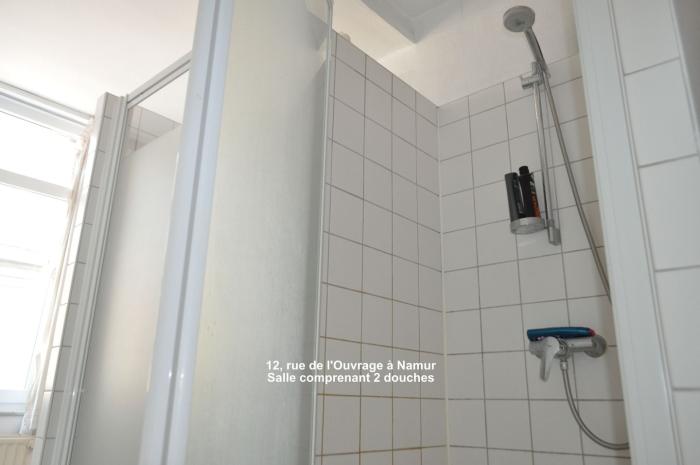 Salle comprenant 2 douches et un lavabo