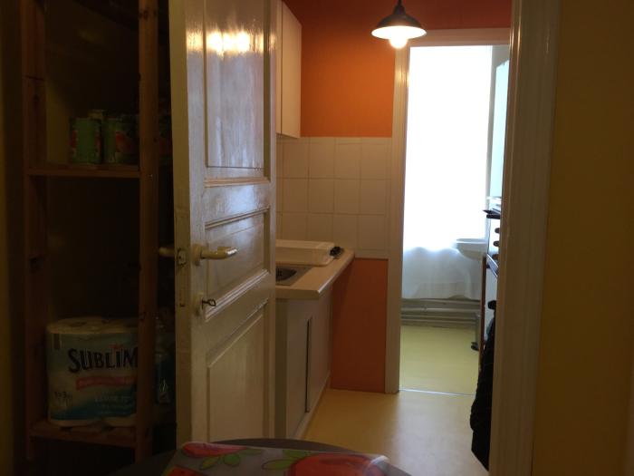 Cuisine et salle de douche avec wc