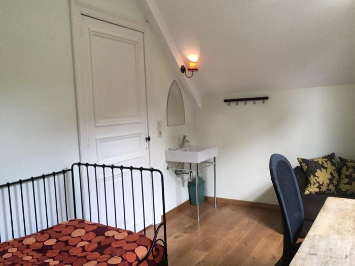 Chambre avec lavabo