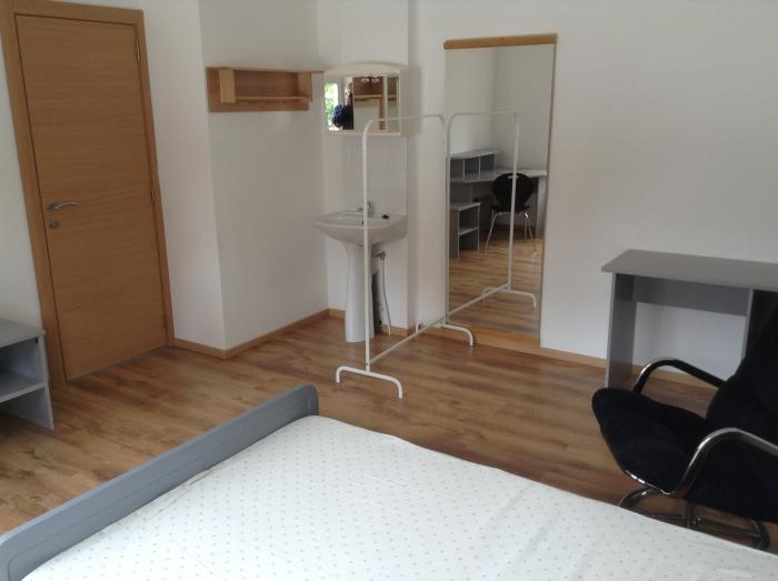 chambre, avec lavabo personnel.